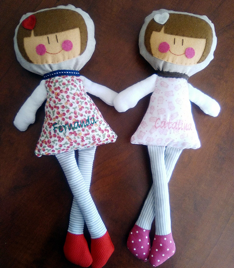 muñecas de trapo con nombre bordado